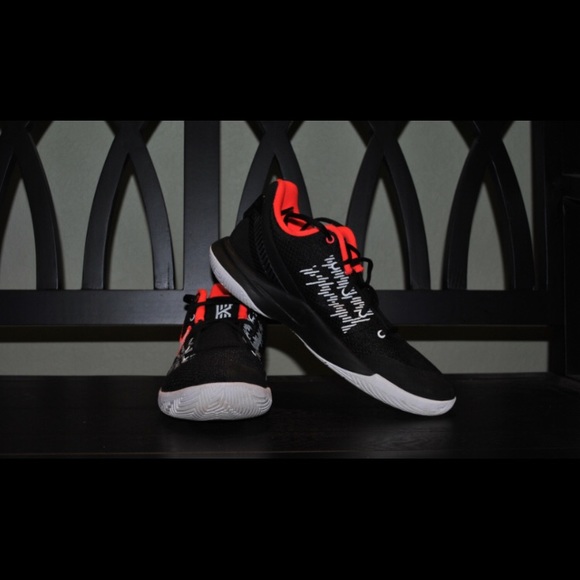 Kyries - Picture 2 of 5